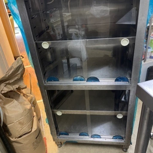 飲食店厨房 食器棚