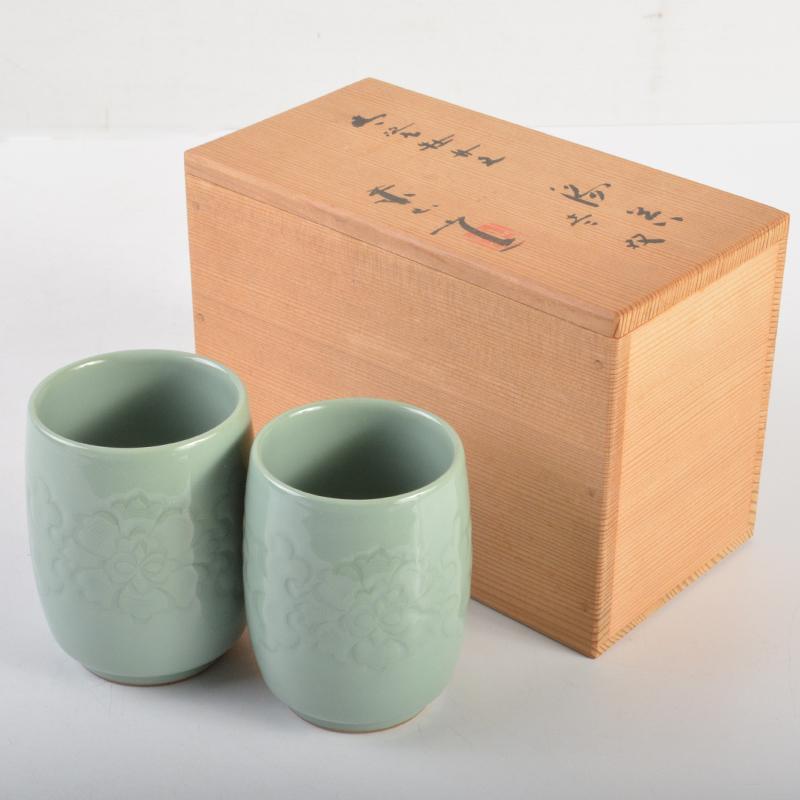 京焼　清水焼　東山窯　宮永東山作　青磁　牡丹文　湯呑　一双　共箱　C　R6998